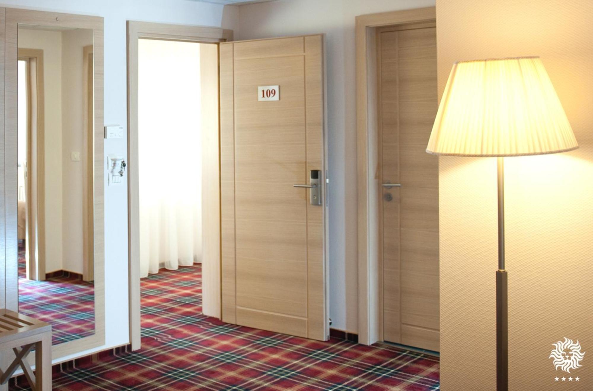 אראד Hotel Leon & Spa מראה חיצוני תמונה